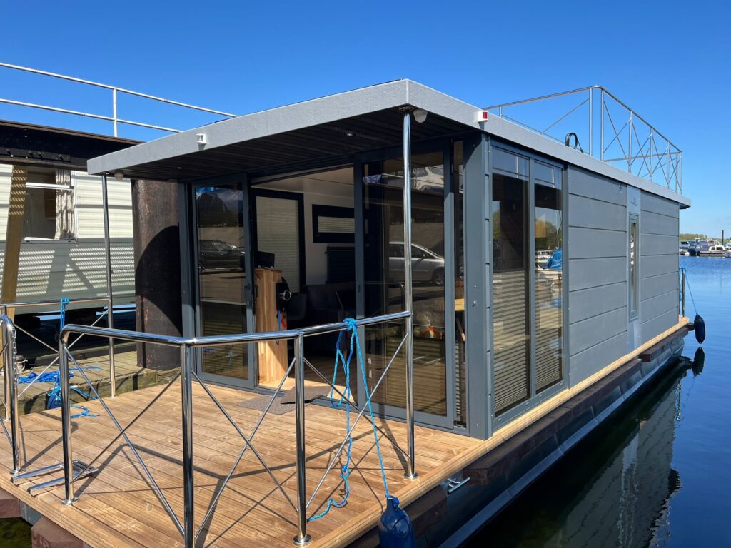 Campi 360 — One Bedroom houseboat afloat — exterior and terrace