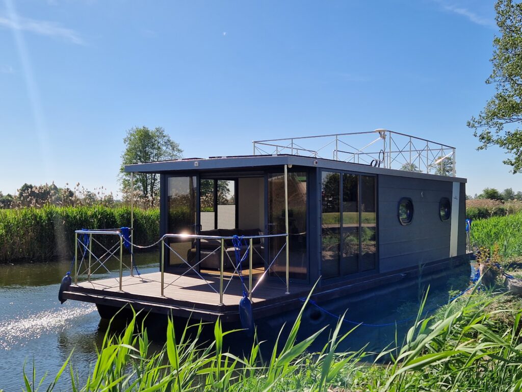 Campi 400 houseboat afloat — exterior and terrace