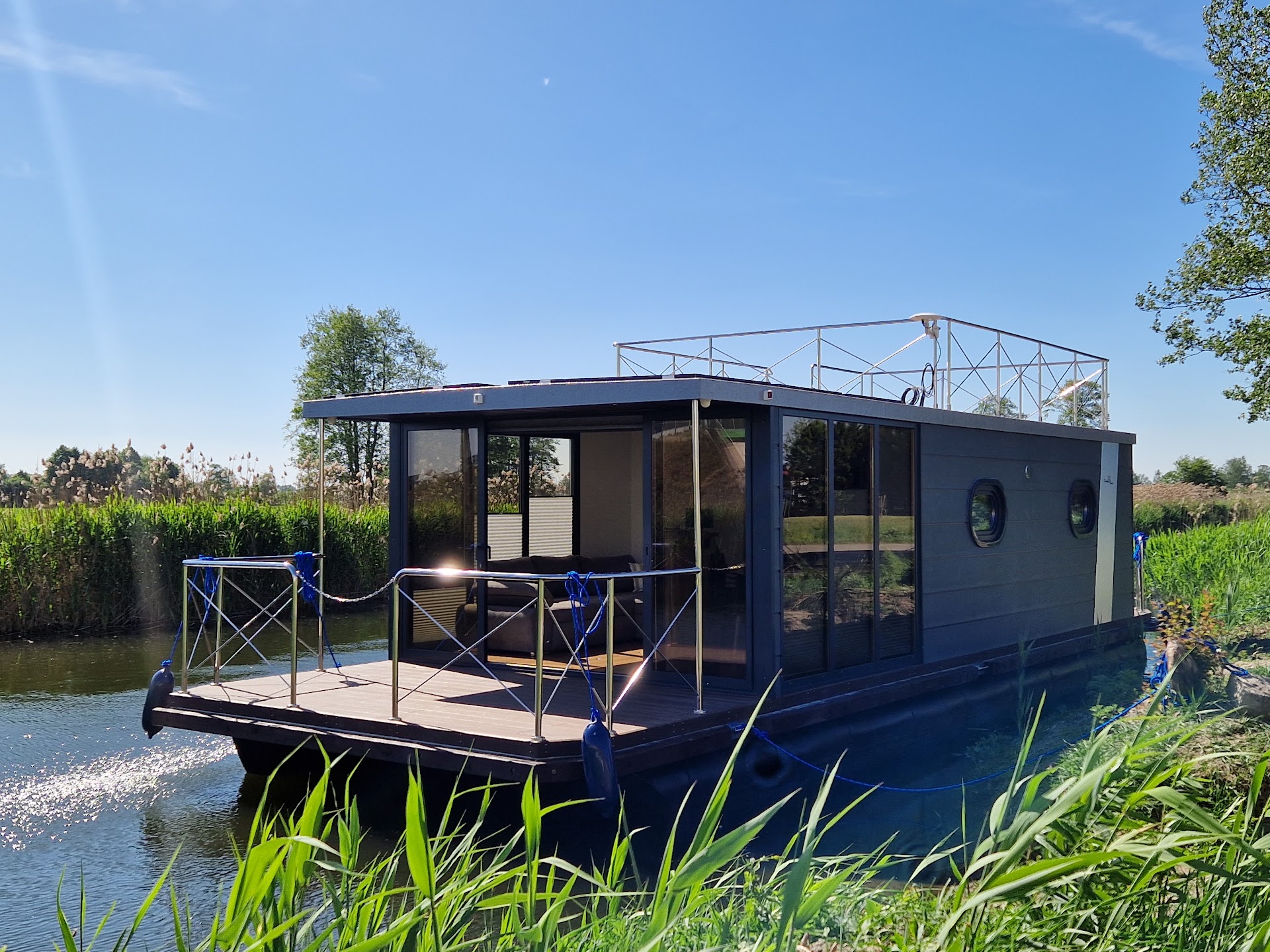 Campi 400 houseboat afloat — exterior and terrace