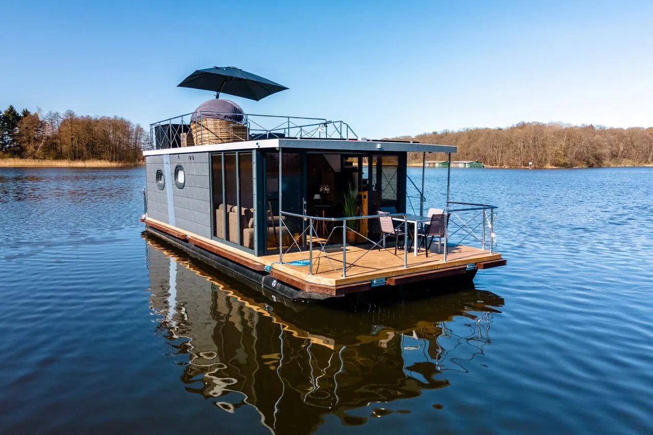 Campi 460 on the water with front terrace and rooftop deck