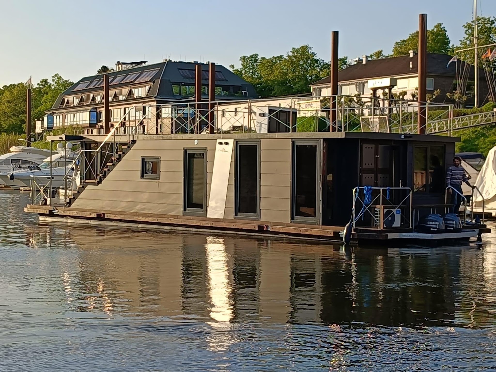 Campi 500 houseboat afloat — exterior and terrace
