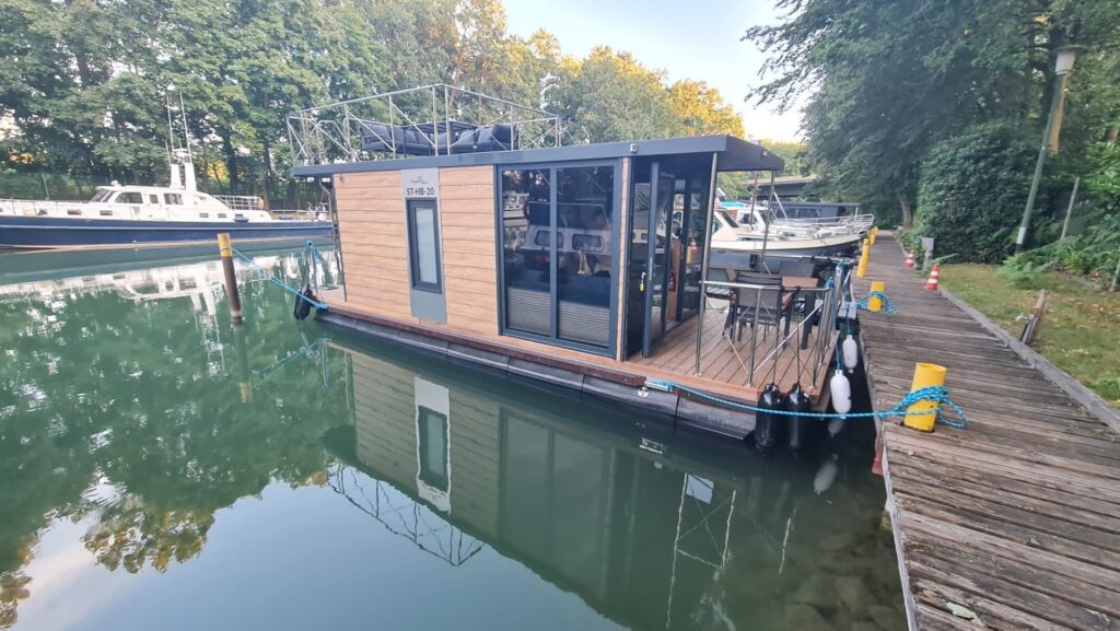 Campi New Marina 300 houseboat afloat — exterior and terrace